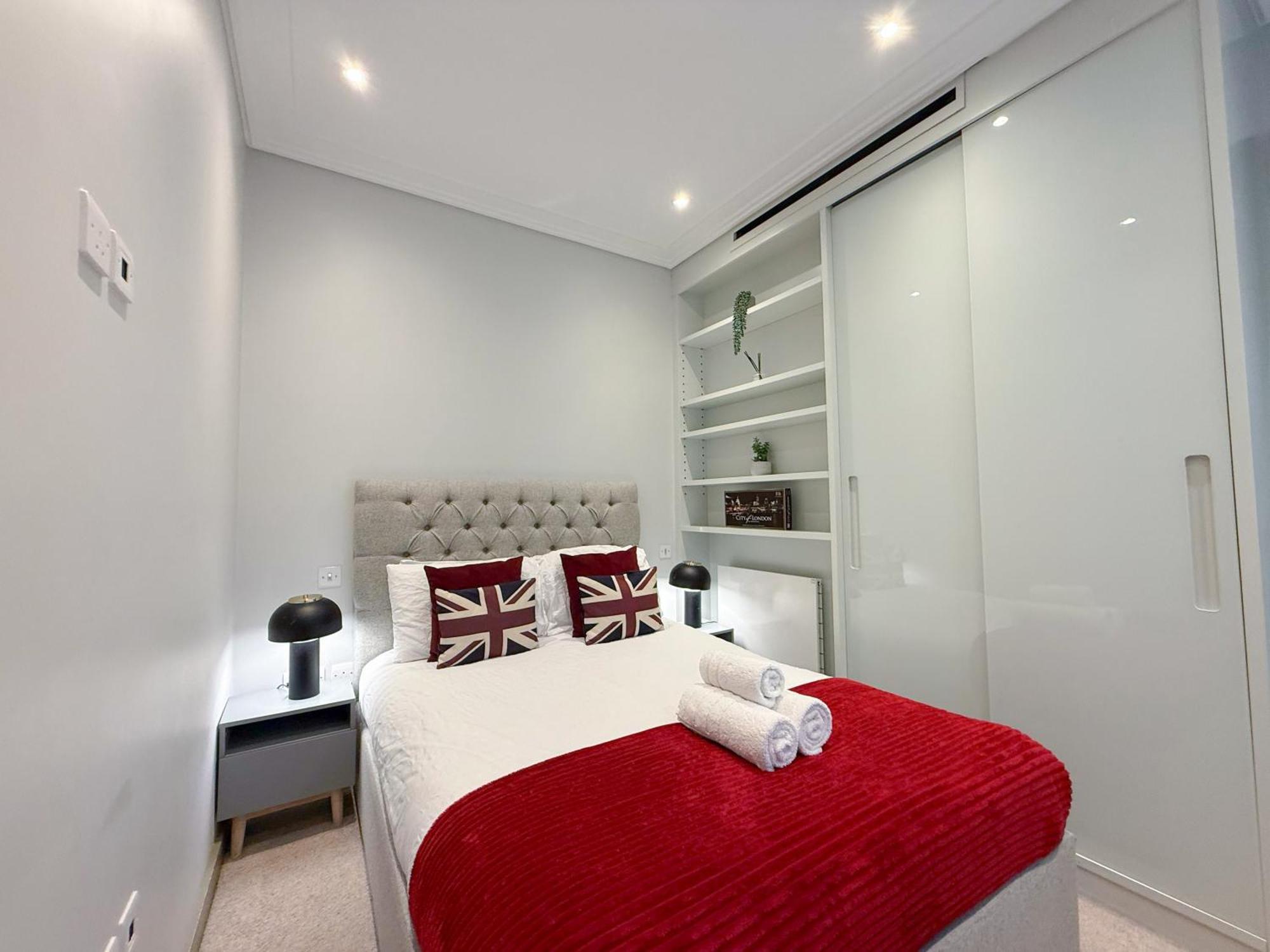 Luxurious 3-bedroom & 3 Bathroom Flat With Indoor Fireplace And Patio In Mayfair * London