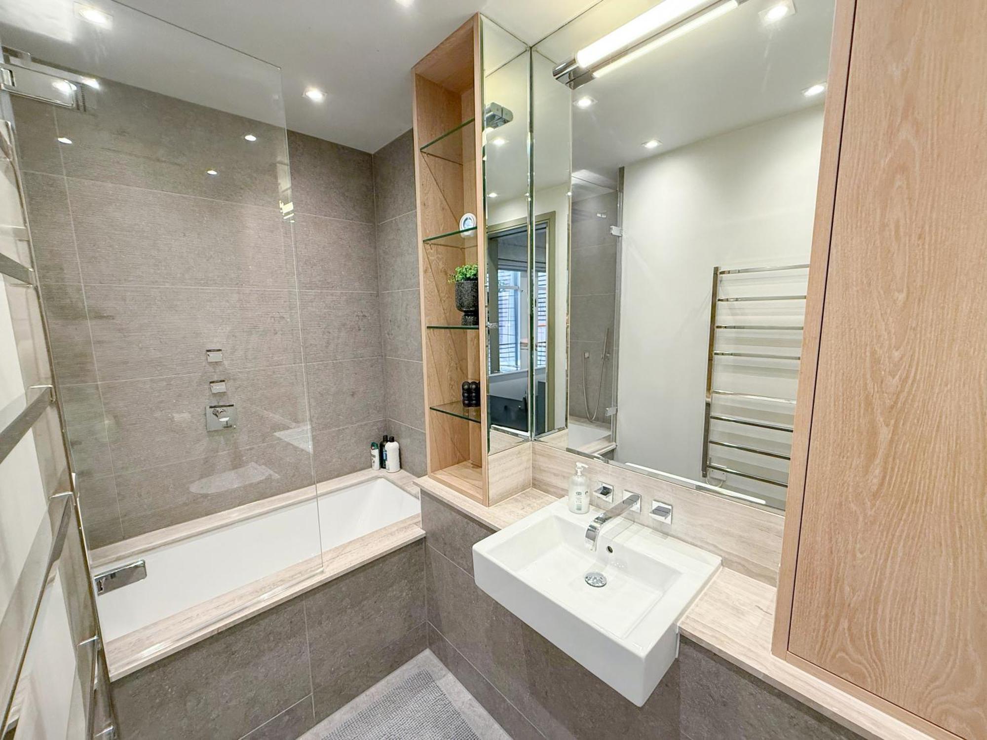 Apartment Luxurious 3-bedroom & 3 Bathroom Flat With Indoor Fireplace And Patio In Mayfair