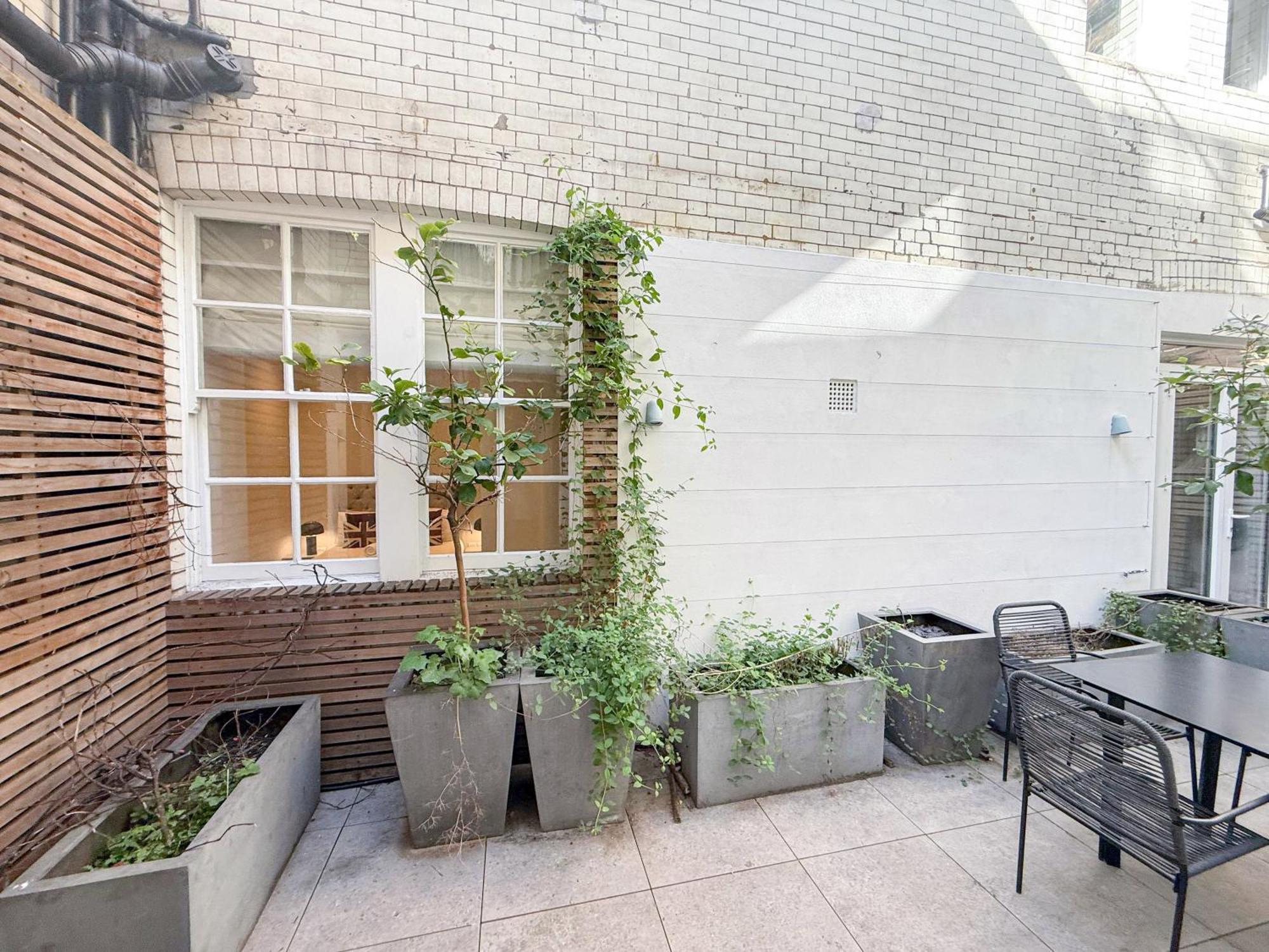 Luxurious 3-bedroom & 3 Bathroom Flat With Indoor Fireplace And Patio In Mayfair London