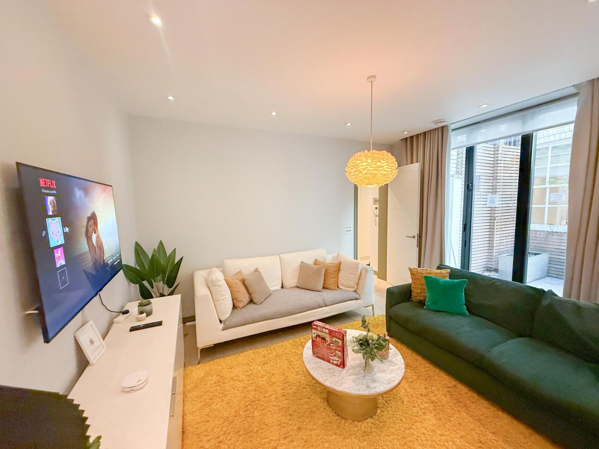 Luxurious 3-bedroom & 3 Bathroom Flat With Indoor Fireplace And Patio In Mayfair Apartment